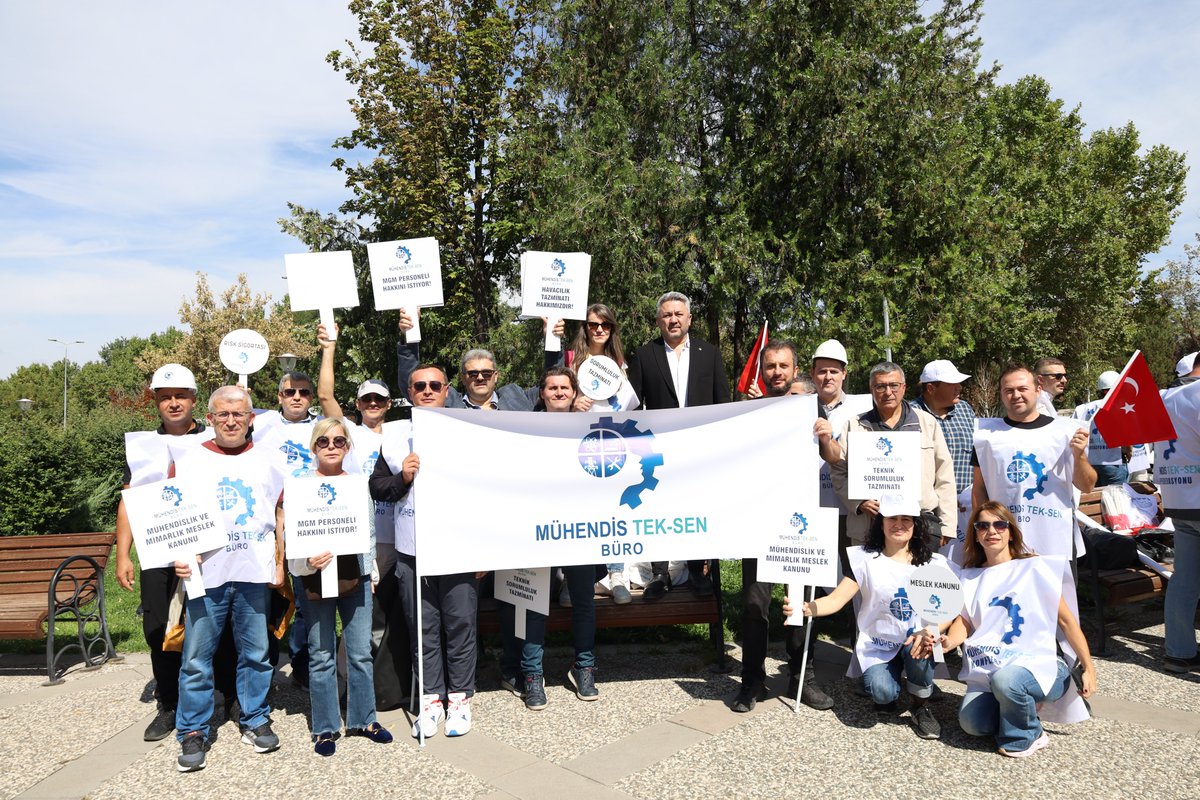 MuhTekBuro's tweet photo. Mühendis Tek-Sen Konfederasyonu Sendikaları ile birlikte Mühendis Tek-Sen Büro Sendikası olarak bugün Anıtpark’ta sesimizi duyurmak, haklarımızı ve haklı taleplerimizi tüm kamuoyuna ve yetkililere bir kez daha haykırmak için sahadaydık!  

Kamunun teknik gücünü oluşturan mühendisler, mimarlar, şehir plancıları, teknikerler ve teknisyenler; ülkemizin altyapısından enerjiye, ulaşımdan savunmaya, yapı denetiminden kamu hizmetlerinin sürekliliğine kadar kritik sorumluluklar üstleniyor.

Bizler ayrıcalık talep etmiyoruz! Yaptığımız işin, taşıdığımız sorumluluğun, mesleki birikimimizin ve kamu adına attığımız imzanın karşılığını istiyoruz.

Anıtpark’tan bir kez daha açıkça ifade ettik:

📚 Mühendislik ve Mimarlık Meslek Kanunu artık hayata geçirilmelidir.
Mühendis, mimar ve şehir plancılarının görev, yetki, sorumluluk, kariyer ve özlük hakları bütüncül bir yasal zemine kavuşturulmalıdır. Mesleki statümüz belirsizliklere değil, açık ve güçlü bir mevzuata dayanmalıdır.

⚙️ Tekniker ve teknisyenlere 3600 ek gösterge hakkı verilmelidir.
Sahada, bakımda, denetimde ve teknik süreçlerin her aşamasında sorumluluk üstlenen tekniker ve teknisyenlerin emeği ve mesleki sorumluluğu karşılıksız bırakılamaz. 3600 ek gösterge, yalnızca bugünün ücret meselesi değil; emeklilik hakkının ve çalışma hayatındaki adaletin de bir gereğidir.

📌 Kazanımlar emekliliğe yansıtılmalı, emeklilikte gelir kaybı sona erdirilmelidir.
Yıllar boyunca kamu hizmetine emek veren teknik personelin, emeklilikle birlikte ciddi gelir kaybına uğraması kabul edilemez. Ücret, tazminat ve diğer mali hakların emekliliğe yansıyacağı adil ve sürdürülebilir bir sistem kurulmalıdır.

⚖️ Aynı işi yapan teknik personel arasında hizmet kolundan kaynaklanan hak farklılıkları giderilmelidir.
Aynı sorumluluğu taşıyan, aynı sahada görev yapan ve aynı mesleki riski üstlenen çalışanların hakları bağlı oldukları hizmet koluna göre değişmemelidir. Koruyucu giyimden arazi tazminatına kadar teknik personelin haklarında eşitlik sağlanmalıdır.

Bizler hakkımız olmayanı istemiyoruz. Mesleğimizin itibarını, emeğimizin karşılığını ve geleceğimizin güvencesini istiyoruz. Taleplerimizi sonuç alana kadar savunacağız.  

#MühendisTekSenBüroSendikası