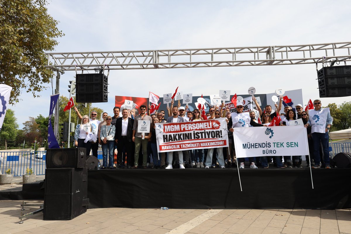 MuhTekBuro's tweet photo. Mühendis Tek-Sen Konfederasyonu Sendikaları ile birlikte Mühendis Tek-Sen Büro Sendikası olarak bugün Anıtpark’ta sesimizi duyurmak, haklarımızı ve haklı taleplerimizi tüm kamuoyuna ve yetkililere bir kez daha haykırmak için sahadaydık!  

Kamunun teknik gücünü oluşturan mühendisler, mimarlar, şehir plancıları, teknikerler ve teknisyenler; ülkemizin altyapısından enerjiye, ulaşımdan savunmaya, yapı denetiminden kamu hizmetlerinin sürekliliğine kadar kritik sorumluluklar üstleniyor.

Bizler ayrıcalık talep etmiyoruz! Yaptığımız işin, taşıdığımız sorumluluğun, mesleki birikimimizin ve kamu adına attığımız imzanın karşılığını istiyoruz.

Anıtpark’tan bir kez daha açıkça ifade ettik:

📚 Mühendislik ve Mimarlık Meslek Kanunu artık hayata geçirilmelidir.
Mühendis, mimar ve şehir plancılarının görev, yetki, sorumluluk, kariyer ve özlük hakları bütüncül bir yasal zemine kavuşturulmalıdır. Mesleki statümüz belirsizliklere değil, açık ve güçlü bir mevzuata dayanmalıdır.

⚙️ Tekniker ve teknisyenlere 3600 ek gösterge hakkı verilmelidir.
Sahada, bakımda, denetimde ve teknik süreçlerin her aşamasında sorumluluk üstlenen tekniker ve teknisyenlerin emeği ve mesleki sorumluluğu karşılıksız bırakılamaz. 3600 ek gösterge, yalnızca bugünün ücret meselesi değil; emeklilik hakkının ve çalışma hayatındaki adaletin de bir gereğidir.

📌 Kazanımlar emekliliğe yansıtılmalı, emeklilikte gelir kaybı sona erdirilmelidir.
Yıllar boyunca kamu hizmetine emek veren teknik personelin, emeklilikle birlikte ciddi gelir kaybına uğraması kabul edilemez. Ücret, tazminat ve diğer mali hakların emekliliğe yansıyacağı adil ve sürdürülebilir bir sistem kurulmalıdır.

⚖️ Aynı işi yapan teknik personel arasında hizmet kolundan kaynaklanan hak farklılıkları giderilmelidir.
Aynı sorumluluğu taşıyan, aynı sahada görev yapan ve aynı mesleki riski üstlenen çalışanların hakları bağlı oldukları hizmet koluna göre değişmemelidir. Koruyucu giyimden arazi tazminatına kadar teknik personelin haklarında eşitlik sağlanmalıdır.

Bizler hakkımız olmayanı istemiyoruz. Mesleğimizin itibarını, emeğimizin karşılığını ve geleceğimizin güvencesini istiyoruz. Taleplerimizi sonuç alana kadar savunacağız.  

#MühendisTekSenBüroSendikası