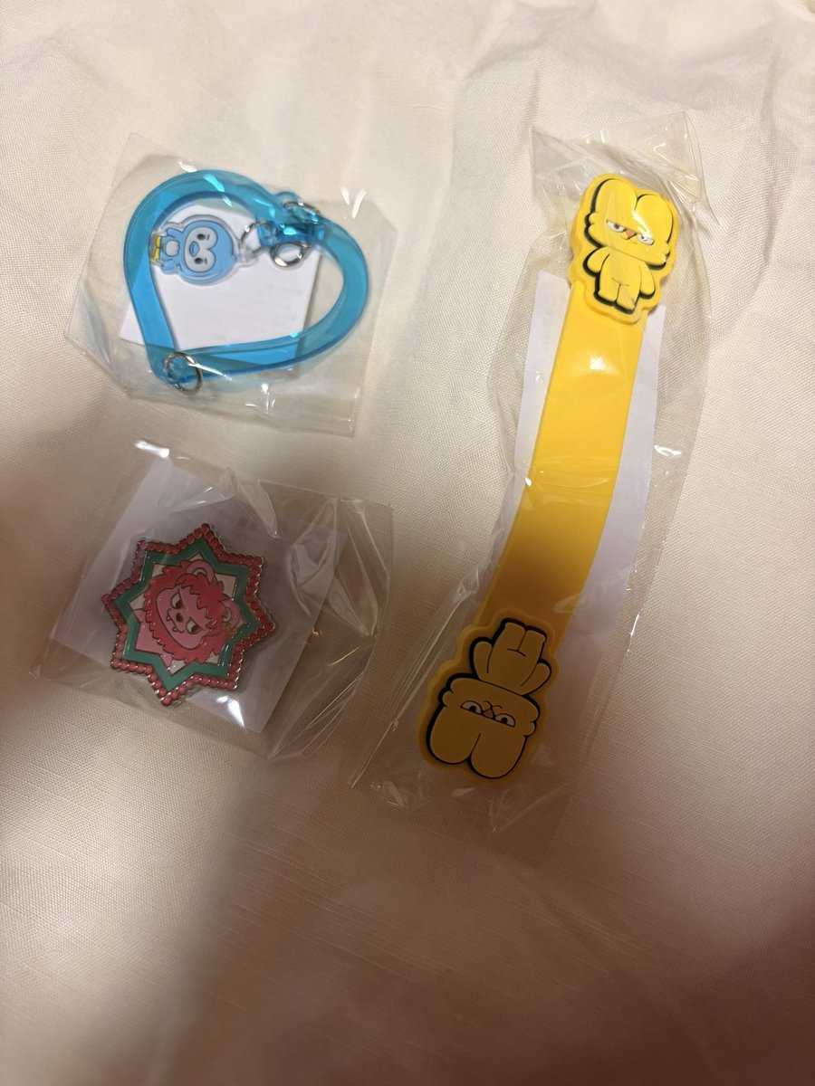 reohaitk's tweet photo. M!LK シャカレボ シャカリキレボリューション  ガチャ カプセルレボリューション 交換

【譲】
アクリルハートチャーム　塩崎
ケーブルバンド　吉田
ピンズ　佐野

【求】
曽野(アクキー以外)
アクリルハートチャーム優先

※明日会場で交換可能な方。 https://t.co/Jofghzb9G8