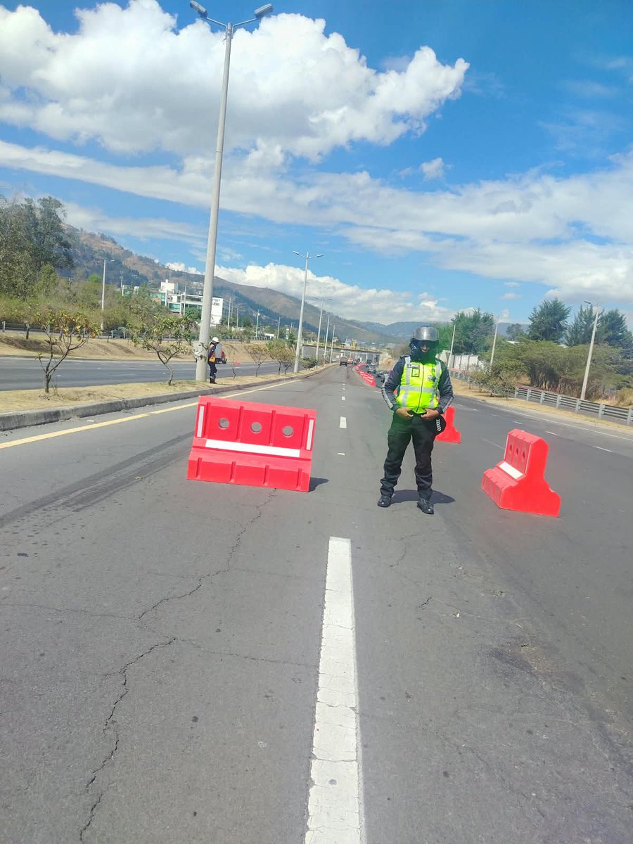 AMT_Quito's tweet photo. 🚧 #AMTInforma | Recuerda que se están realizando trabajos viales en el km 9 de la av. Ruta Viva, en sentido aeropuerto-Quito. 🛣️

👮🏻‍♂️ Mantenemos controles en la vía para garantizar la seguridad y fluidez del tránsito durante estas labores.

⚠️ Conduce con precaución. https://t.co/QSP3ZWrw5r