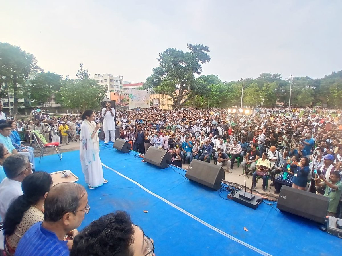KunalGhoshAgain's tweet photo. দেখবি আর জ্বলবি। এত বাধা, গত 48 ঘন্টা ধরে পুলিশি জুলুম, আজ সকাল থেকে রাস্তা আটকে গুন্ডামি। তার পরেও @MamataOfficial মমতাদির শ্রীরামপুরের সভায় জনস্রোত। বিকৃত ছবি পোস্ট করে বাস্তব মোছা যায় ���া। জলকাদায় মাঠের একটু দাঁড়ানোর সমস্যা। বাকি তো উপচে পড়া ভিড়। 
জয় বাংলা। https://t.co/b8o0YweiGo