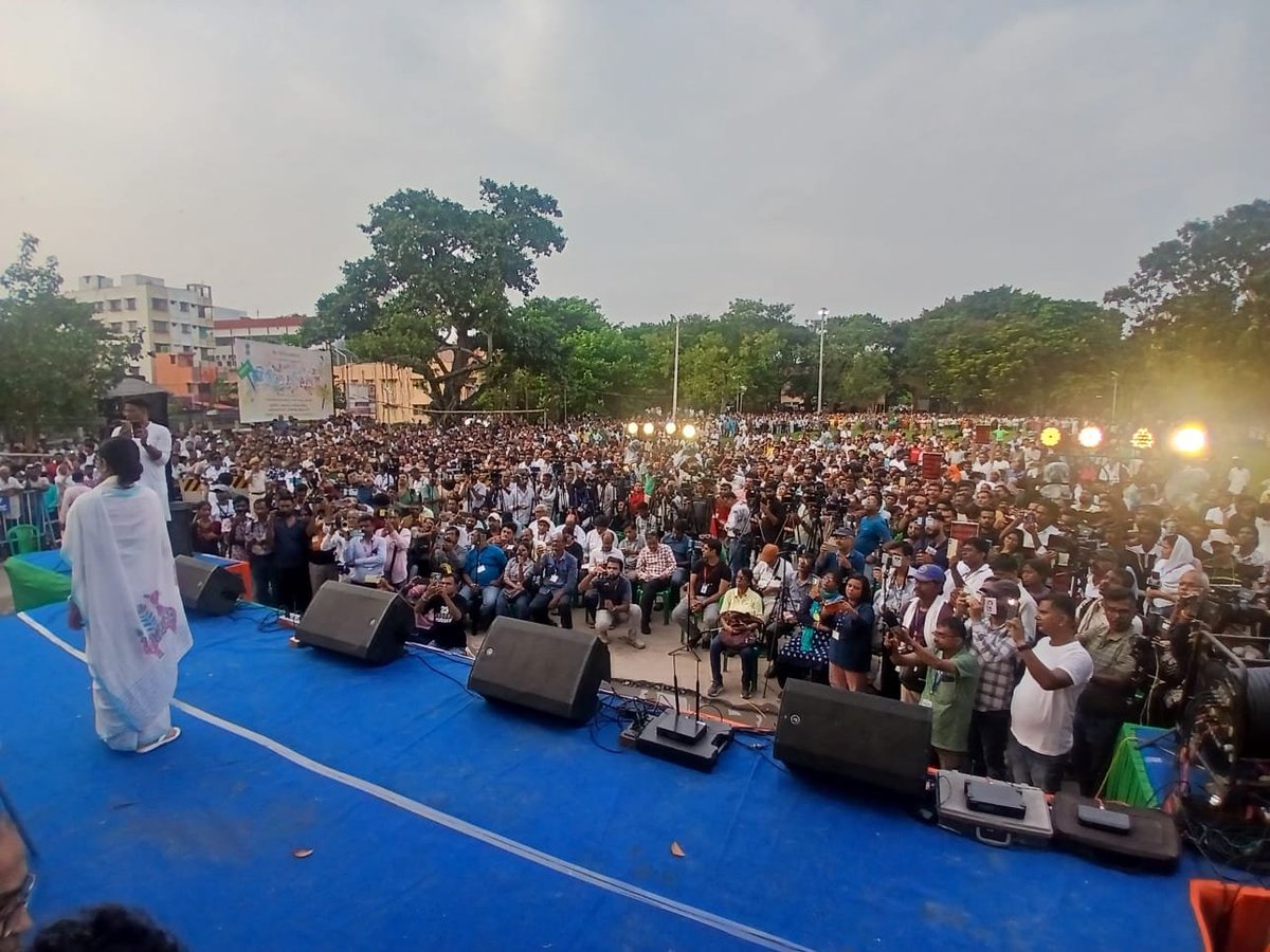 KunalGhoshAgain's tweet photo. দেখবি আর জ্বলবি। এত বাধা, গত 48 ঘন্টা ধরে পুলিশি জুলুম, আজ সকাল থেকে রাস্তা আটকে গুন্ডামি। তার পরেও @MamataOfficial মমতাদির শ্রীরামপুরের সভায় জনস্রোত। বিকৃত ছবি পোস্ট করে বাস্তব মোছা যায় ���া। জলকাদায় মাঠের একটু দাঁড়ানোর সমস্যা। বাকি তো উপচে পড়া ভিড়। 
জয় বাংলা। https://t.co/b8o0YweiGo