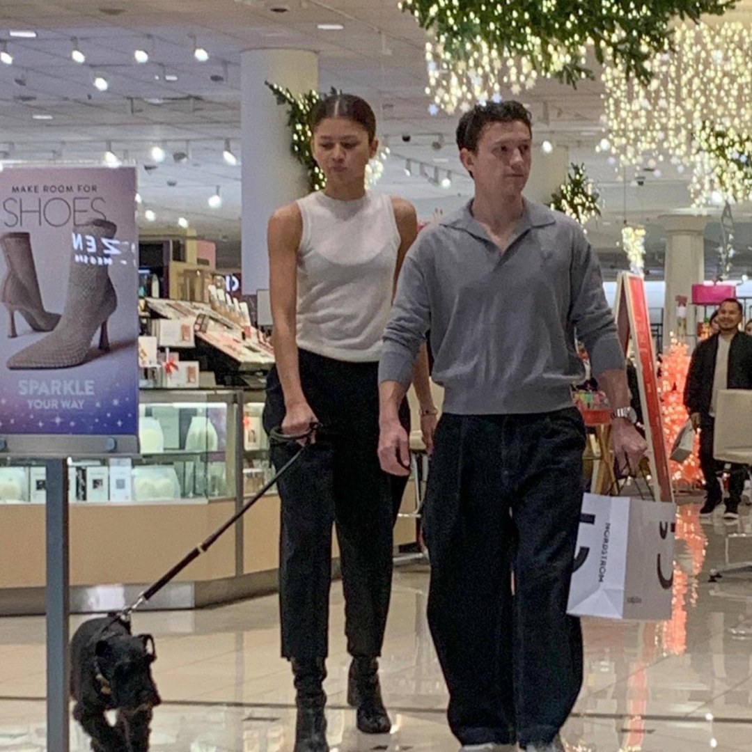 markolukac's tweet photo. Zendaya + minijaturni šnaucer Noon Coleman — ide s njom na setove i putovanja.

🐾 Pazite: rutina, poznata deka, mikročip + oznaka, nikad psa samog u parkiranom autu.

https://t.co/RTpcrrgKHx https://t.co/KUgHWmygNG