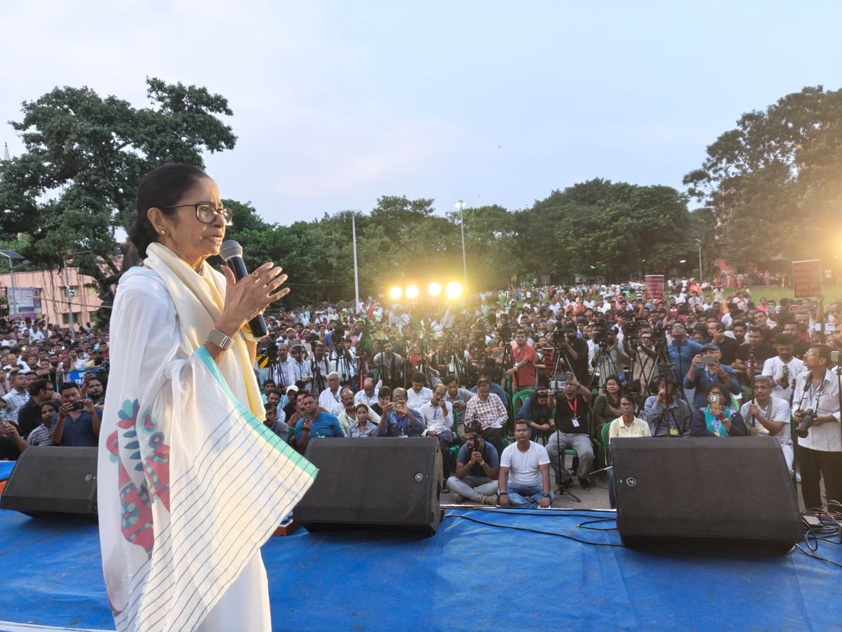 KunalGhoshAgain's tweet photo. দেখবি আর জ্বলবি। এত বাধা, গত 48 ঘন্টা ধরে পুলিশি জুলুম, আজ সকাল থেকে রাস্তা আটকে গুন্ডামি। তার পরেও @MamataOfficial মমতাদির শ্রীরামপুরের সভায় জনস্রোত। বিকৃত ছবি পোস্ট করে বাস্তব মোছা যায় ���া। জলকাদায় মাঠের একটু দাঁড়ানোর সমস্যা। বাকি তো উপচে পড়া ভিড়। 
জয় বাংলা। https://t.co/b8o0YweiGo