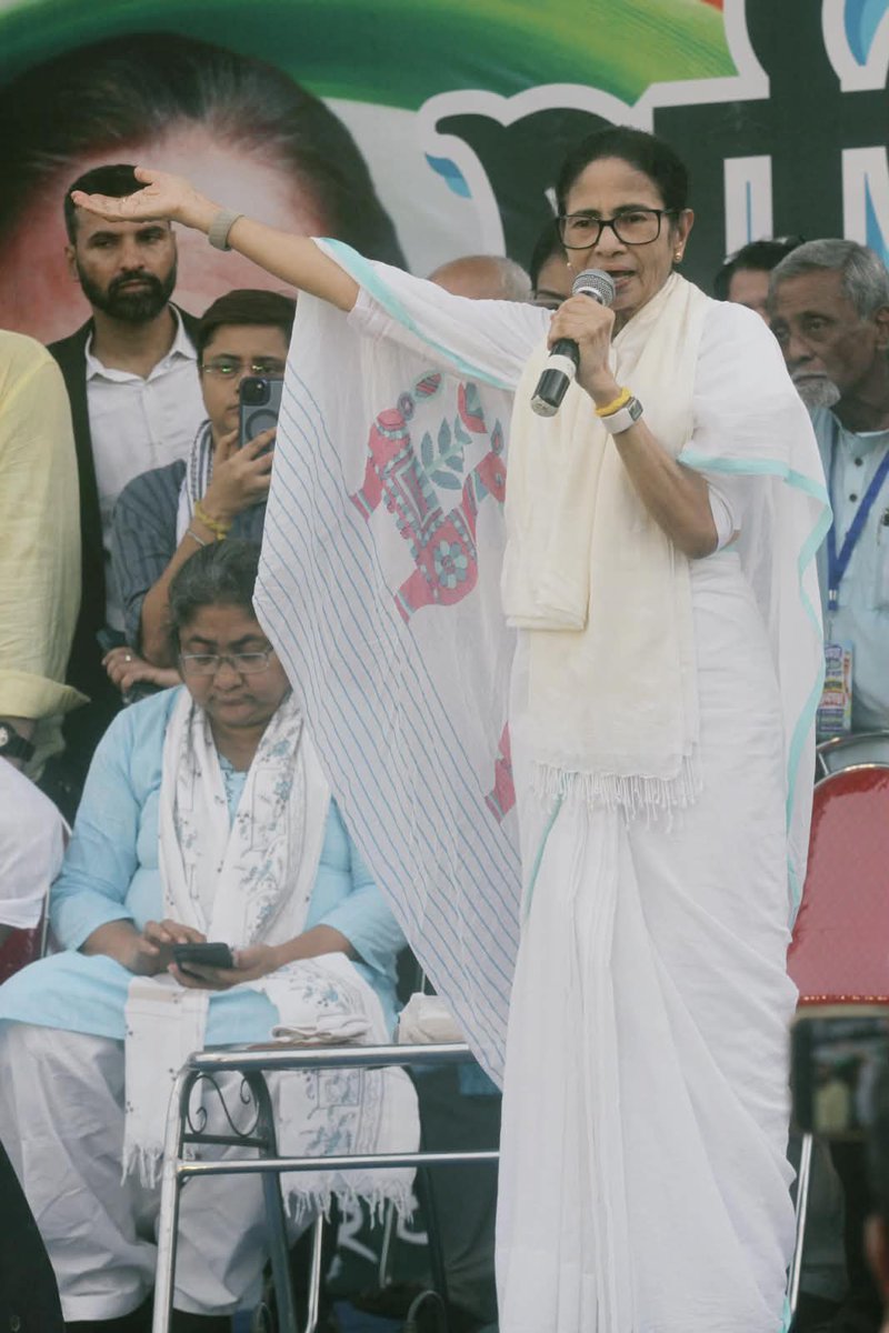 KunalGhoshAgain's tweet photo. দেখবি আর জ্বলবি। এত বাধা, গত 48 ঘন্টা ধরে পুলিশি জুলুম, আজ সকাল থেকে রাস্তা আটকে গুন্ডামি। তার পরেও @MamataOfficial মমতাদির শ্রীরামপুরের সভায় জনস্রোত। বিকৃত ছবি পোস্ট করে বাস্তব মোছা যায় ���া। জলকাদায় মাঠের একটু দাঁড়ানোর সমস্যা। বাকি তো উপচে পড়া ভিড়। 
জয় বাংলা। https://t.co/b8o0YweiGo