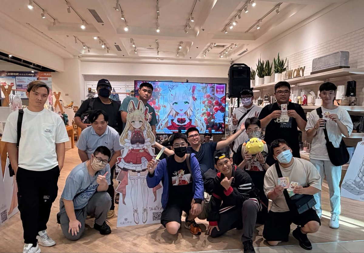 Morihana_Apple's tweet photo. 第一次在中友百貨線下見面會！大成功！✨

謝謝蘋狗們又陪我一起解鎖了一個全新的里程碑♡
這次不只見到了好多熟悉的蘋狗們，也認識了好多新朋友꒰∗´꒳`꒱.ᐟ.ᐟ

路過的大朋友、小朋友們都很勇敢的上前跟我互動，你們真的好棒🥺❤️

謝謝今天來找我的每一個人！(*´ ˘ `๓)
也謝謝花遊工作室讓我有這個機會參加活動🫶🏻
希望以後還可以跟大家一起解鎖更多地點！留下更多回憶～🍎✨