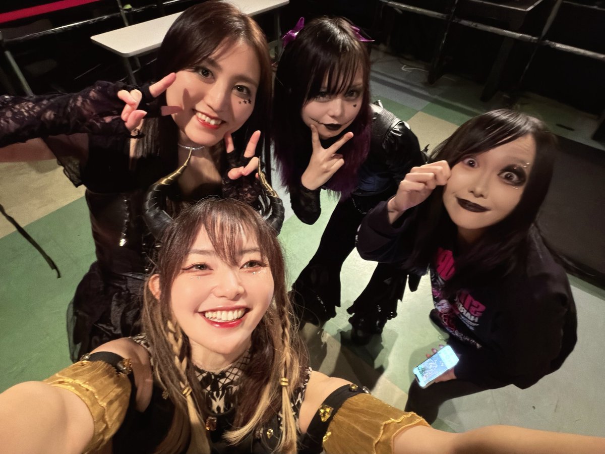 VOLUPTEMEIDEN's tweet photo. 【🥀Thank U🥀】
//
#PPPR‼︎-ピポパロ-
路亜ちゃん7周年凱旋ライブ
#高松モンスター
ありがとうございました🦇
\\
#ピポパロ ちゃん& #城山彩涼 ちゃんと📸
🥀本日のセトリ🥀
①Black Medicine
②羨望ズューネ
③絶対監禁声明
④病みカワLove till Dawn
⑤このままkilling me
#VOLUPTEMEIDEN https://t.co/HGM9pXJyME