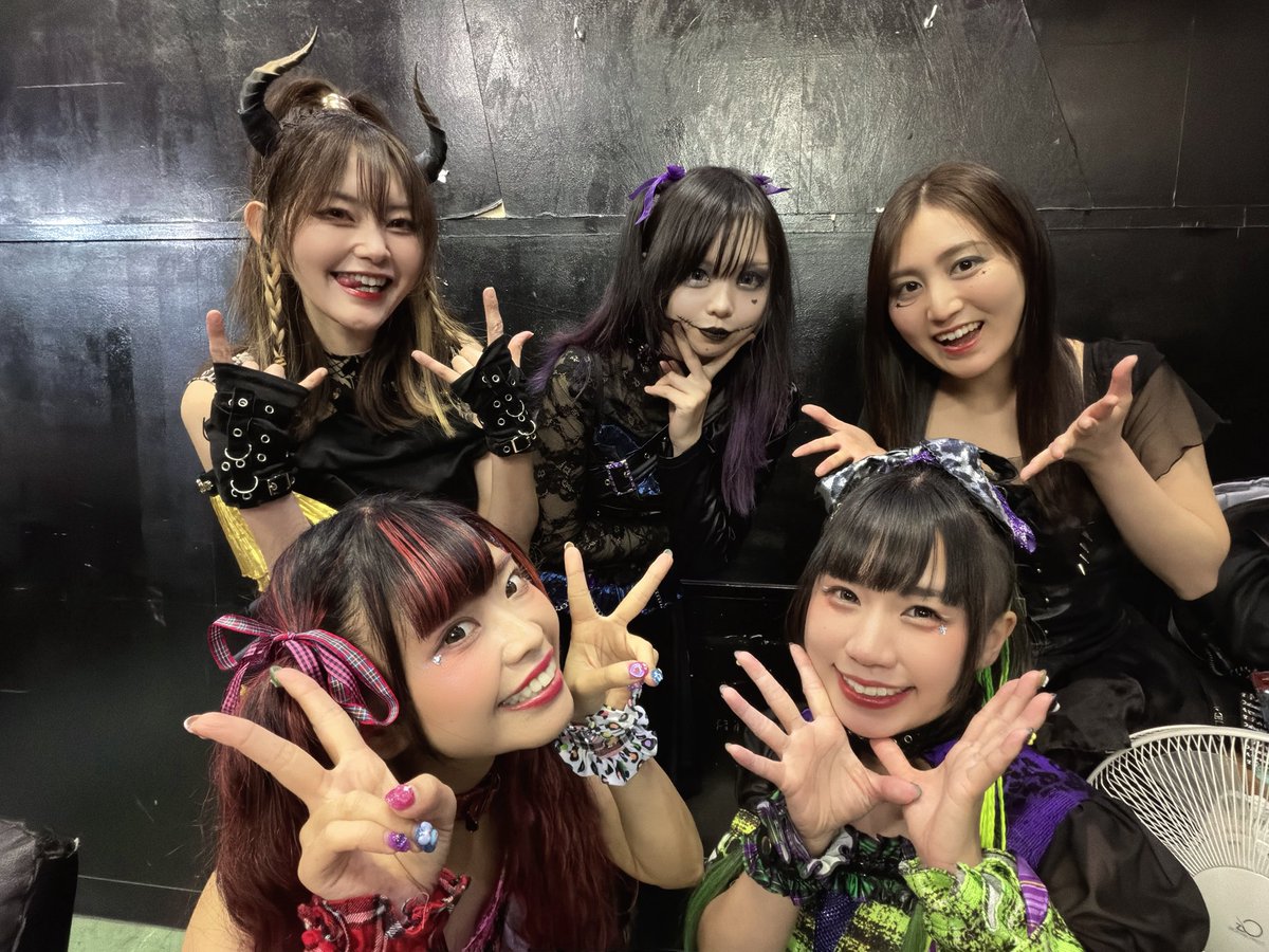 VOLUPTEMEIDEN's tweet photo. 【🥀Thank U🥀】
//
#PPPR‼︎-ピポパロ-
路亜ちゃん7周年凱旋ライブ
#高松モンスター
ありがとうございました🦇
\\
#ピポパロ ちゃん& #城山彩涼 ちゃんと📸
🥀本日のセトリ🥀
①Black Medicine
②羨望ズューネ
③絶対監禁声明
④病みカワLove till Dawn
⑤このままkilling me
#VOLUPTEMEIDEN https://t.co/HGM9pXJyME