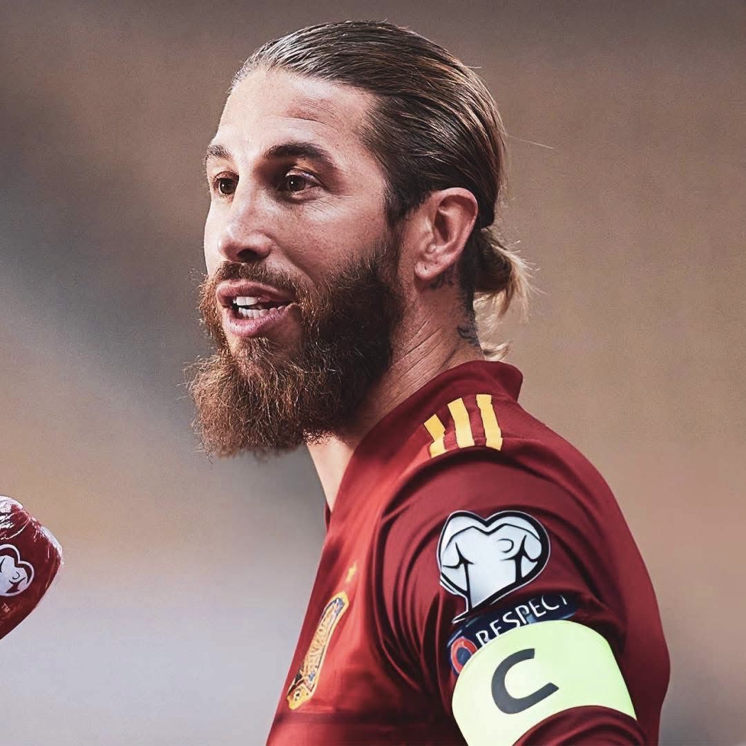 MotivacionesF's tweet photo. SERGIO RAMOS HA COMPARTIDO VESTUARIO CON UNA AUTÉNTICA CONSTELACIÓN DE LEYENDAS. 🇪🇸🐐

A lo largo de su carrera, el central español coincidió con:

🇫🇷 Zidane
🇧🇷 Ronaldo
🇵🇹 Cristiano Ronaldo
🇦🇷 Messi
🇧🇷 Neymar
🇫🇷 Mbappé
🇧🇷 Marcelo
🇧🇷 Roberto Carlos
🇪🇸 Xavi
🇪🇸 Iniesta
🇭🇷 Modrić
🇧🇷 Kaká
🏴🇬🇧 Beckham
🇩🇪 Kroos
🇦🇷 Di María
🇳🇱 Robben
🇩🇪 Özil
🇳🇱 Sneijder
🇪🇸 Casillas
🇮🇹 Cannavaro
🇫🇷 Benzema
🇪🇸 Busquets
🇧🇷 Casemiro
🇫🇷 Varane
🇵🇹 Pepe
🇬🇧 Bale
🇵🇹 Ricardo Carvalho
🇳🇱 Van Nistelrooy
🇪🇸 Carvajal
🇲🇦 Hakimi
🇪🇸 Jordi Alba
🇧🇪 Courtois
🇨🇷 Keylor Navas
🇪🇸 David Silva
🇪🇸 Morientes
🇪🇸 Cañizares
🇨🇴 James Rodríguez
🇭🇷 Rakitic
🇧🇷 Rodrygo
🇧🇷 Vinícius Jr.
🇪🇸 Puyol
🇪🇸 Piqué
🇪🇸 Thiago
🇪🇸 Mata
🇪🇸 Isco
🇪🇸 Rodri
🇪🇸 Guti
🇪🇸 Raúl
🇪🇸 Villa
🇪🇸 Torres
🇪🇸 Fàbregas
🇪🇸 Xabi Alonso

UNA CARRERA DE MÁS DE DOS DÉCADAS COMPARTIENDO VESTUARIO CON ALGUNOS DE LOS MEJORES JUGADORES DE LA HISTORIA. 🤯

SERGIO RAMOS. UNA AUTÉNTICA LEYENDA DEL FÚTBOL. 🇪🇸🐐