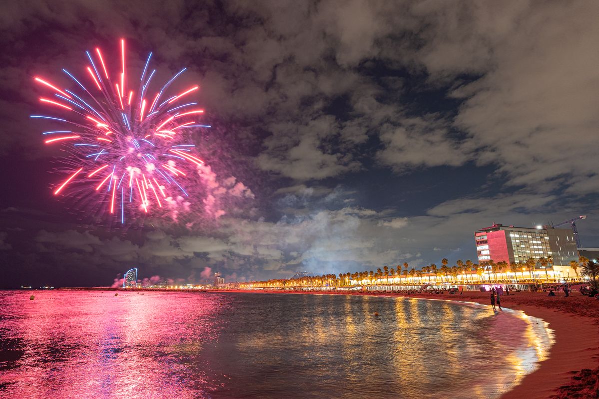 TMBinfo's tweet photo. 🎆🌠 Avui dissabte, encara teniu l'oportunitat de poder contemplar un espectacle nocturn amb el XXVII Festival Pirotècnic Internacional de Barcelona 🌠🎆
ℹ️ Consulta com arribar i les afectacions al servei de #busbcn a: https://t.co/EWDonWub1t https://t.co/pPmxS5TZxr