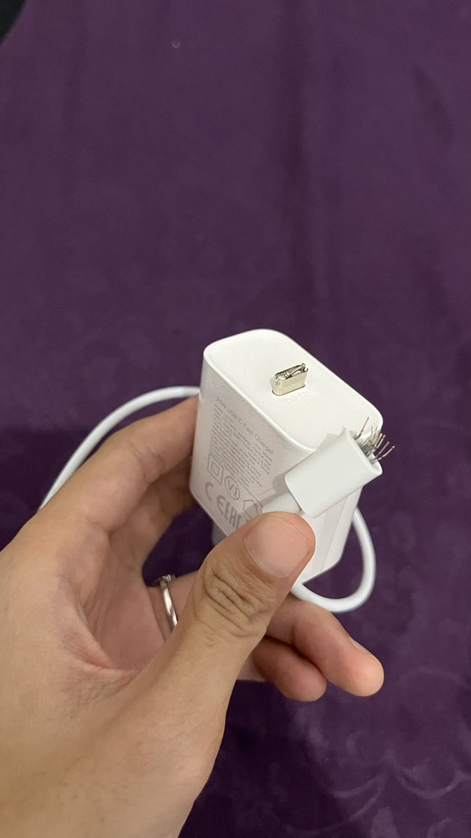 sashaguileraa's tweet photo. hari ini gw ngerusakin 2 charger.. the first one died after i accidentally kicked it, then i bought a new one literally an hour ago.. and somehow malah keduduk sama gw anjir YA ALLAH STOP LASAK?????😭 gw adalah kiamat kecil bagi elektronik💔 https://t.co/nQyhIQBoVa