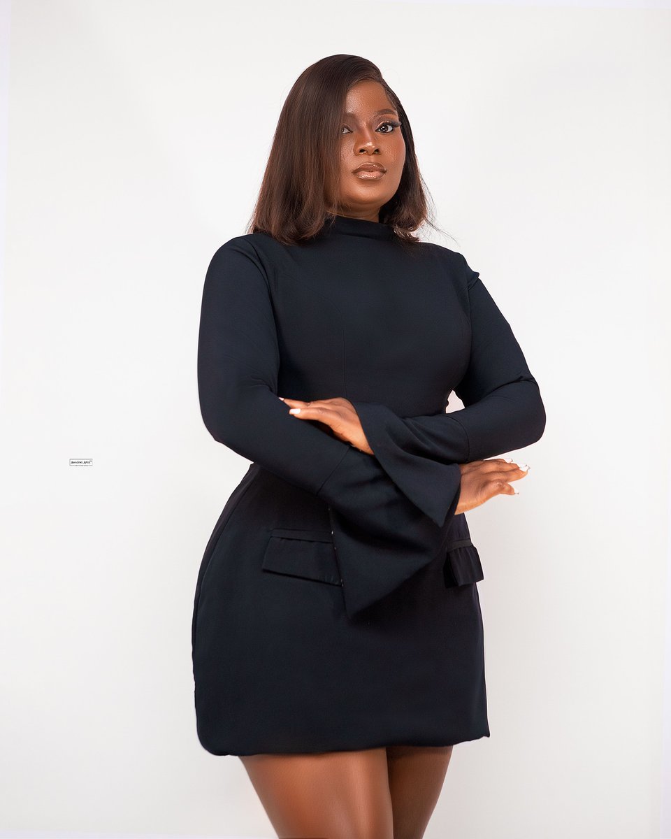 LindsyCira4h's tweet photo. Birthday portrait of @bambam_secret in Keffi. Makeup by @__silver_the_mua, photography by @sir. april, outfit by @bambam_secret. https://t.co/XuJgE2za7i