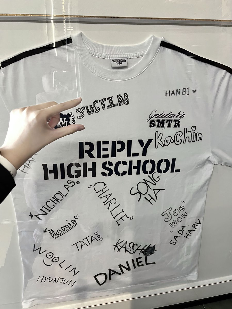 JJ_CRUMBS's tweet photo. His signed shirt can be found at the Macau restaurant they last visited~ 

#SMTR25 #JUSTIN #저스틴 #JAYJAY #JUSTINJAY

©XOXOJAYJAY https://t.co/t4x1pctH9z