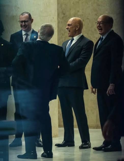 reportersalles's tweet photo. Eu imagino uma reunião de ministros, no meio dos maiores escândalos da história do país, discutindo:

— E agora? Todo mundo sabe que estamos envolvidos. Precisamos fazer alguma coisa.

— Fazer alguma coisa por quê? — pergunta outro, dando um gole no uísque.

— Ora... para dar resposta à sociedade. Sei lá.

— Tá. Mas e se a gente simplesmente não fizer nada? Um protege o outro. O que pode acontecer?

Silêncio.

Alguém levanta o copo, outro esboça um sorriso. Em segundos, a sala inteira cai na gargalhada