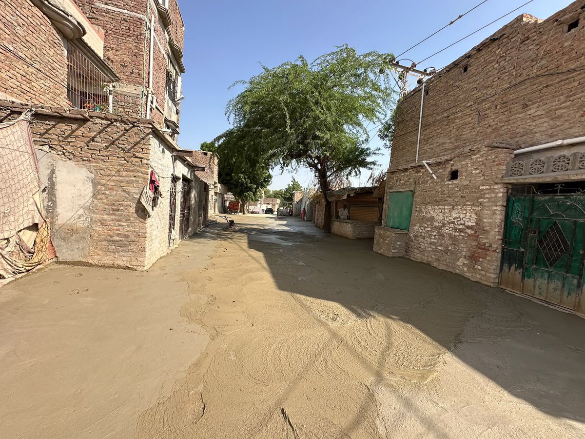 SajidaBalo64371's tweet photo. Paver block work is progressing in Shah Najaf Colony Aliabad #UC136 #PS63 Under Mayor Hyderabad @KashifShoroPPP efforts and the supervision of @humia_naqvi better streets and improved mobility are being provided for residents 
@BBhuttoZardari @jamkhanshoro
 #Latifabad #Hyderabad https://t.co/EeG8MuawVx