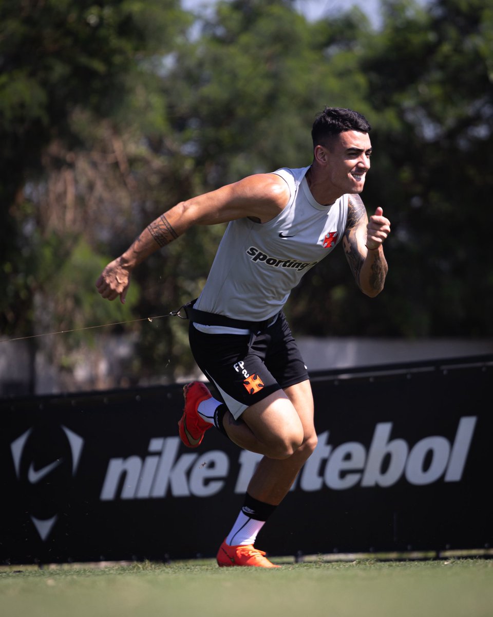 VascodaGama's tweet photo. Força e disposição na primeira parte do sábado! 🏋️🏃💢

📸: Matheus Lima | #VascoDaGama https://t.co/8OVZ6fagde