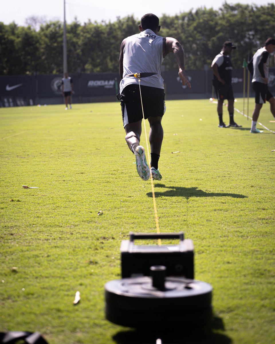 VascodaGama's tweet photo. Força e disposição na primeira parte do sábado! 🏋️🏃💢

📸: Matheus Lima | #VascoDaGama https://t.co/8OVZ6fagde