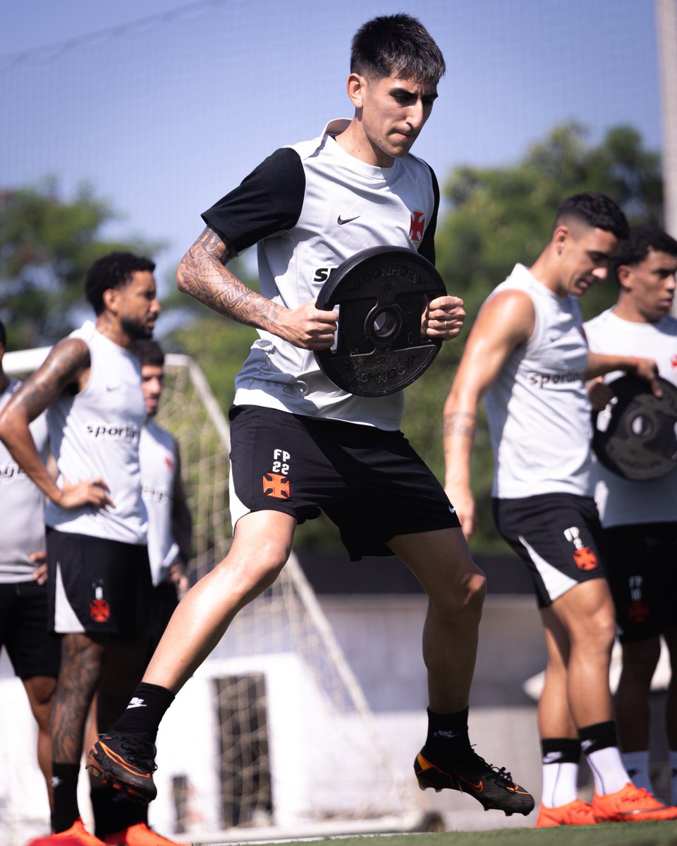 VascodaGama's tweet photo. Força e disposição na primeira parte do sábado! 🏋️🏃💢

📸: Matheus Lima | #VascoDaGama https://t.co/8OVZ6fagde