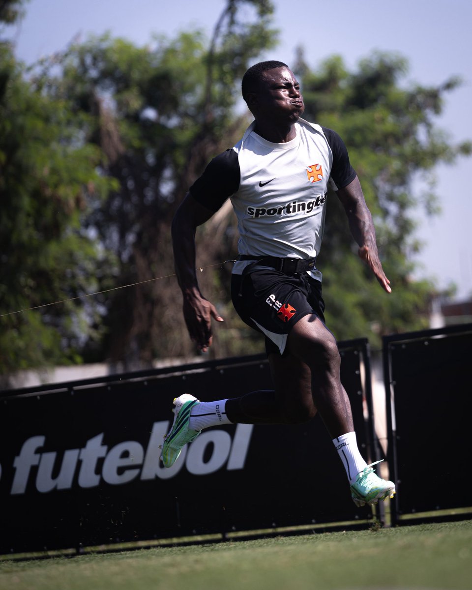 VascodaGama's tweet photo. Força e disposição na primeira parte do sábado! 🏋️🏃💢

📸: Matheus Lima | #VascoDaGama https://t.co/8OVZ6fagde