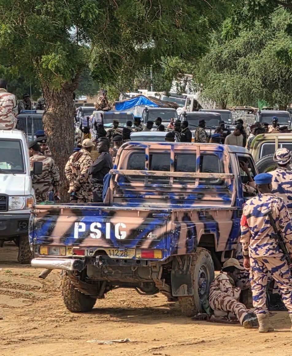 SadaTchad's tweet photo. حملة أمنية في أنجمينا
قوات الأمن نفذت عملية تفتيش في نغيلي وواليا بالدائرة التاسعة وأسفرت عن ضبط 22 بندقية AK-47 وأسلحة أخرى وقاذفات قنابل ومخدرات ومواد محظورة
كما تم توقيف 8 أشخاص للاشتباه في حيازة أسلحة والاتجار بالمخدرات
#أنجمينا #أمن #تشاد https://t.co/Z6sBl8JPNo