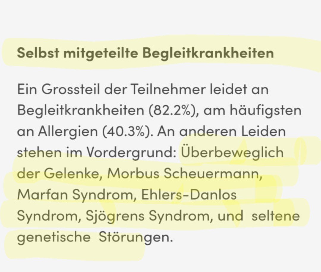 CK65375's tweet photo. Wie bin ich damals zu dem Gedanken gekommen, dass mein Marfan-Syndrom eine Prädisposition für meine ME-Erkrankung ist?

Das Marfan-Syndrom habe ich von meiner Mutter geerbt. Es ist eine seltene Bindegewebserkrankung und betrifft schätzungsweise eine von 5.000 bis 10.000 Personen. Ich wusste von Kindheit an davon und war immer in ärztlicher Betreuung. Trotzdem konnte ich rund 40 Jahre ein normales Leben führen – ohne Einschränkungen, in Vollzeit arbeiten und auch Sport treiben.

Im August 2023 entwickelte ich mit 40 Jahren nach einer Reihe kurz aufeinanderfolgender Trigger – einer zweiten Covid-Infektion, einer Bronchitis, einem Kopfstoß und einer Vierfachimpfung wegen der Platzwunde am Kopf – schwere ME-Symptome sowie POTS, MCAS und eine kraniozervikale Instabilität (CCI). Damals wusste ich das alles noch nicht und kannte diese Diagnosen auch nicht. Binnen weniger Monate wurde ich arbeitsunfähig (November 2023) und bettlägerig (Dezember 2023).

ME kannte ich nicht, aber die Symptome deuteten klar darauf hin. Zwischen September und November 2023 war ich bei zahllosen Ärzt*innen; niemand konnte mir sagen, was ich habe. Also habe ich – Klassiker – gegoogelt und mir parallel einen Termin zur Spiroergometrie im Dezember 2023 besorgt, um das abzusichern. Zu der Zeit lief ich noch täglich 10.000 Schritte, aber es ging mir hundeelend.

Im Oktober 2023 saß ich irgendwann am Schreibtisch und dachte: Wie wahrscheinlich ist es, dass du eine schwere, seltene genetische Erkrankung wie Marfan hast – die außerhalb der Medizin kaum jemand kennt – und jetzt noch eine zweite, extrem belastende Erkrankung dazukommt, die praktisch niemand zu kennen scheint? Das muss doch zusammenhängen.

Dann habe ich "ME/CFS" und "Marfan" gemeinsam gesucht und bin auf eine Schweizer Studie gestoßen (Tschopp et al., 2023):

https://t.co/JMLU9WsfZR

Dort wurden 169 ME-Betroffene nach Vor- und Begleiterkrankungen gefragt. Die Studie hielt fest: "Ein Großteil der Teilnehmenden leidet an Begleitkrankheiten (82,2 %), am häufigsten an Allergien (40,3 %). Unter den weiteren genannten Leiden stehen im Vordergrund: Überbeweglichkeit der Gelenke, Morbus Scheuermann, Marfan-Syndrom, Ehlers-Danlos-Syndrom, Sjögren-Syndrom und seltene genetische Störungen."

Mindestens eine Person von 169 aus dieser Studie hatte also zusätzlich zu ME auch ein Marfan-Syndrom. Noch einmal: Marfan kommt nur bei etwa einer von 5.000 bis 10.000 Personen vor. Auffällig ist außerdem, dass Hypermobilität und EDS ebenfalls genannt werden – ebenfalls Bindegewebsschwächen.

Hinzu kommt: Die Studie hat nicht systematisch darauf gescreent. Es war Selbstauskunft. Die Betroffenen mussten es also zumindest wissen – und ich bin sicher, dass viele es nicht wissen bzw. undiagnostiziert bleiben. Da war mir klar: Zwischen Bindegewebsschwächen und ME gibt es einen Zusammenhang. 

Und nachdem ich dann in Betroffenenforen sowie auf X und Instagram immer mehr Menschen mit beidem gefunden hatte – besonders unter den schwerer Betroffenen, also ME plus Bindegewebsschwäche bzw. Hypermobilität –, wusste ich: Dafür, dass dieser Zusammenhang klarer erforscht wird, werde ich mich starkmachen. Denn es gibt ihn. Auch viele Long-COVID-Betroffene haben eine Bindegewebsschwäche.

Mein Marfan hat sich seit Beginn der ME massiv verschlechtert. Zusätzlich habe ich eine starke Instabilität der gesamten Wirbelsäule inklusive der Halswirbelsäule entwickelt (CCI). Auch ein Tethered Cord wurde festgestellt. Ich bin sehr dankbar für den Preprint zu Neuro-EDS, in dem ich mich sehr wiederfinde:

https://t.co/6alPRVBljc

Es braucht hierfür mehr Forschung und mehr Bewusstsein. Und unbedingt mehr Aufklärung.