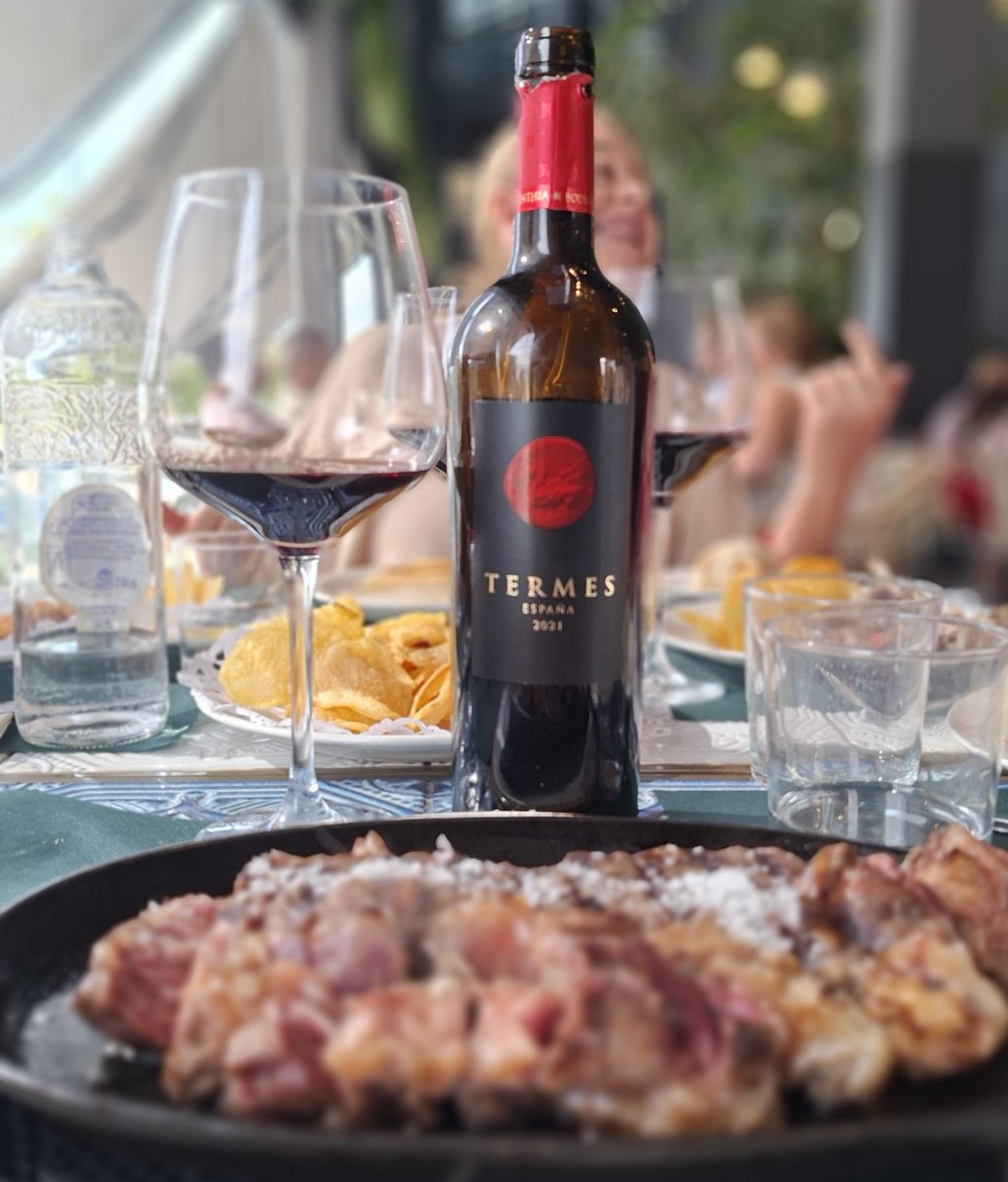 dmanso73's tweet photo. Primera incursión en Bálamo (Alcorcón). Espacio gigante, producto de calidad y una amplia carta de vinos. Para acompañar un Toro, una gran vino, el hermano pequeño de Bodega Numanthia 👌🍷
#vino #Toro #relax #winemoment https://t.co/bZ70d0fk3Q