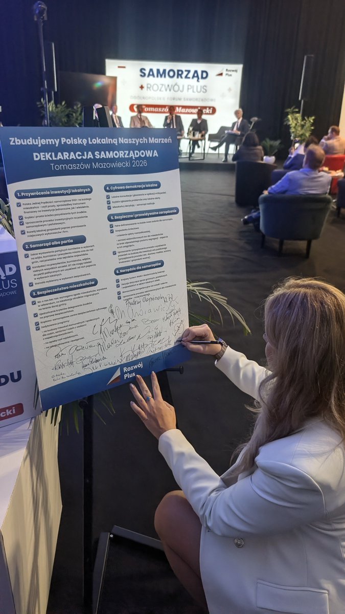 SamantaNowinska's tweet photo. 💪🇵🇱 Dziś na Ogólnopolskim Forum Samorządowym @RozwojPlus - dużo rozmów, wymiany doświadczeń i konkretów dotyczących rozwoju naszych lokalnych wspólnot. @MorawieckiM, @PiotrMuller, @kacper_moroz, @stolarczyk_p, Kamil #Patynowski, Zbigniew #Pawłowski.
#ForumRozwójPlus https://t.co/HO55b8iA3J