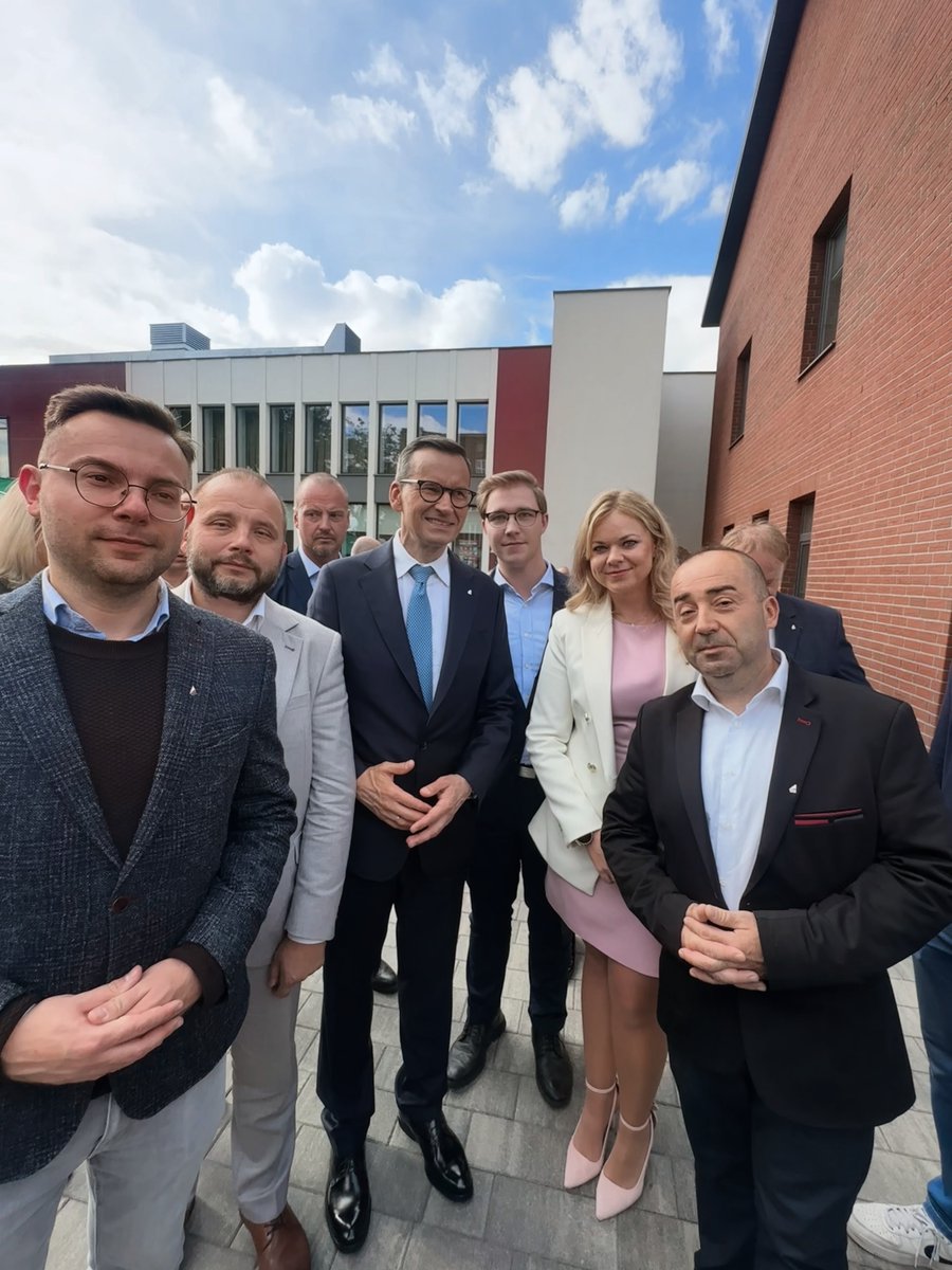 SamantaNowinska's tweet photo. 💪🇵🇱 Dziś na Ogólnopolskim Forum Samorządowym @RozwojPlus - dużo rozmów, wymiany doświadczeń i konkretów dotyczących rozwoju naszych lokalnych wspólnot. @MorawieckiM, @PiotrMuller, @kacper_moroz, @stolarczyk_p, Kamil #Patynowski, Zbigniew #Pawłowski.
#ForumRozwójPlus https://t.co/HO55b8iA3J