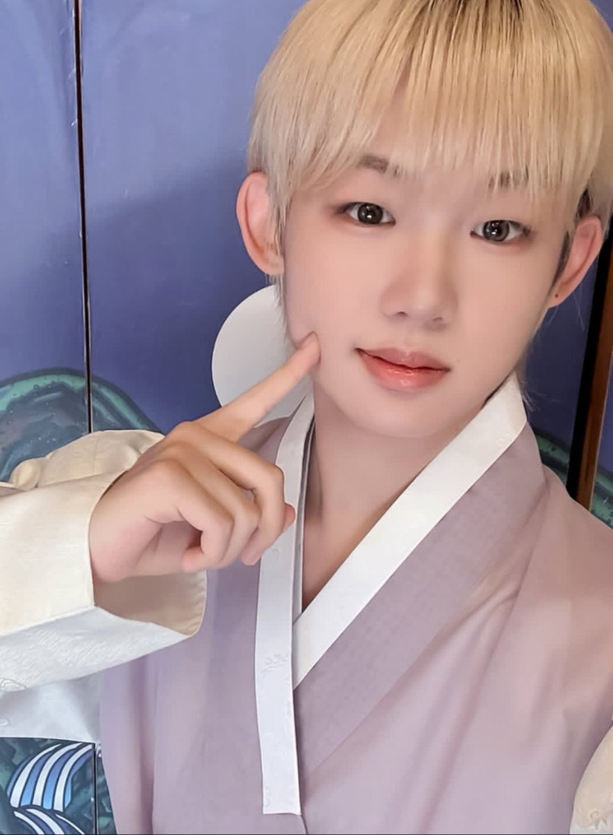 gussnsanto's tweet photo. 한복 은찬..♥︎ https://t.co/a36HOecrB1