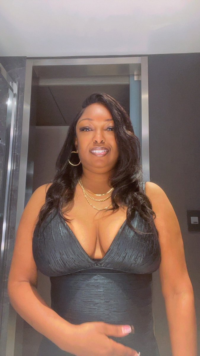 NyiBreMack's tweet photo. Girls love a black dress 🖤🖤 https://t.co/ax58keiBZc