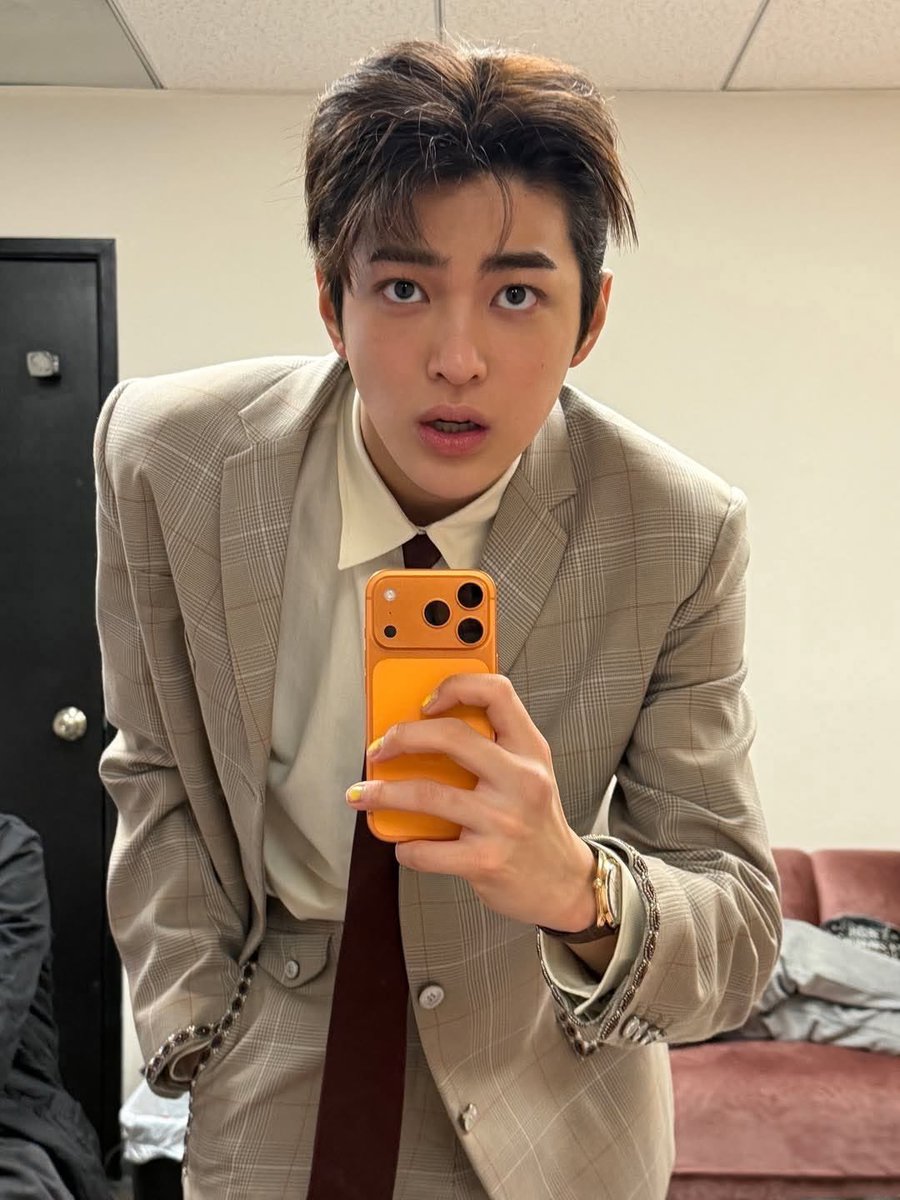ummmmmmhaha's tweet photo. 정장 셀카 달라고 https://t.co/y5UZ0cLQV8