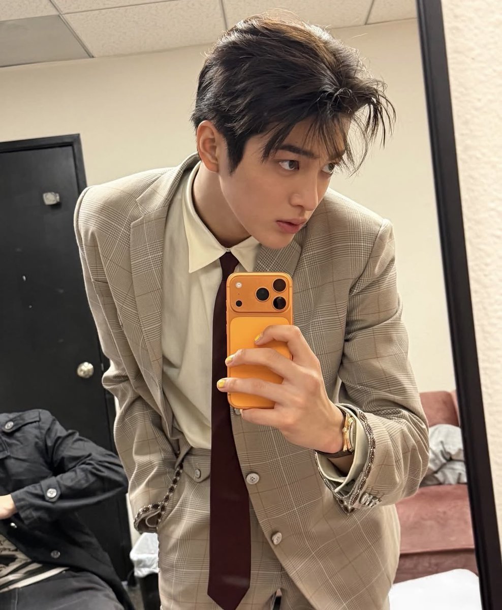 ummmmmmhaha's tweet photo. 정장 셀카 달라고 https://t.co/y5UZ0cLQV8
