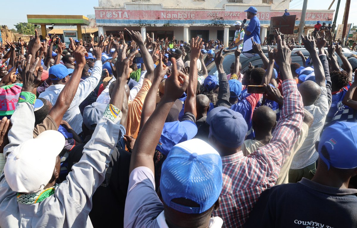RamogiFM's tweet photo. Ogai mar Wiper Leader Kalonzo Musyoka ka twak gi jopiny e boma ma Nambale e kinde kampen margi kod Eugene Wamalwa kod Justin Muturi e kaonti ma Busia.
Negi chung' Bumula, e kar chung' od bura ma Butula kama ne gisingo ne jopiny ni gidhi riwore kanyakla kendo golo ng'ato achiel madhi piem kod ja UDA e yiero mabiro. | #RamogiFMNews