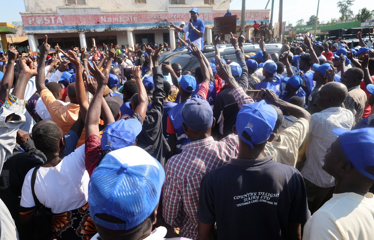 RamogiFM's tweet photo. Ogai mar Wiper Leader Kalonzo Musyoka ka twak gi jopiny e boma ma Nambale e kinde kampen margi kod Eugene Wamalwa kod Justin Muturi e kaonti ma Busia.
Negi chung' Bumula, e kar chung' od bura ma Butula kama ne gisingo ne jopiny ni gidhi riwore kanyakla kendo golo ng'ato achiel madhi piem kod ja UDA e yiero mabiro. | #RamogiFMNews