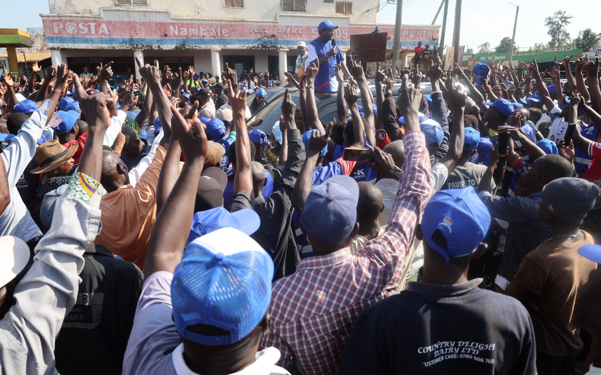 RamogiFM's tweet photo. Ogai mar Wiper Leader Kalonzo Musyoka ka twak gi jopiny e boma ma Nambale e kinde kampen margi kod Eugene Wamalwa kod Justin Muturi e kaonti ma Busia.
Negi chung' Bumula, e kar chung' od bura ma Butula kama ne gisingo ne jopiny ni gidhi riwore kanyakla kendo golo ng'ato achiel madhi piem kod ja UDA e yiero mabiro. | #RamogiFMNews