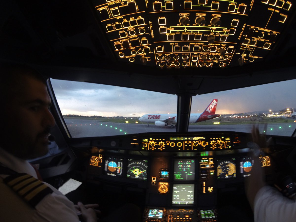 GusSaintOps's tweet photo. Nice office pic. #A320 #cockpitview https://t.co/6TjOi1eQkE