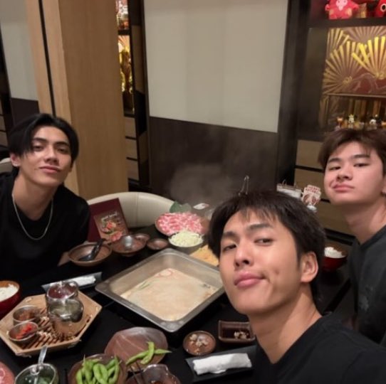 thchyn_'s tweet photo. สามซน❤️🫶🏻 https://t.co/Jt6sA5rk46