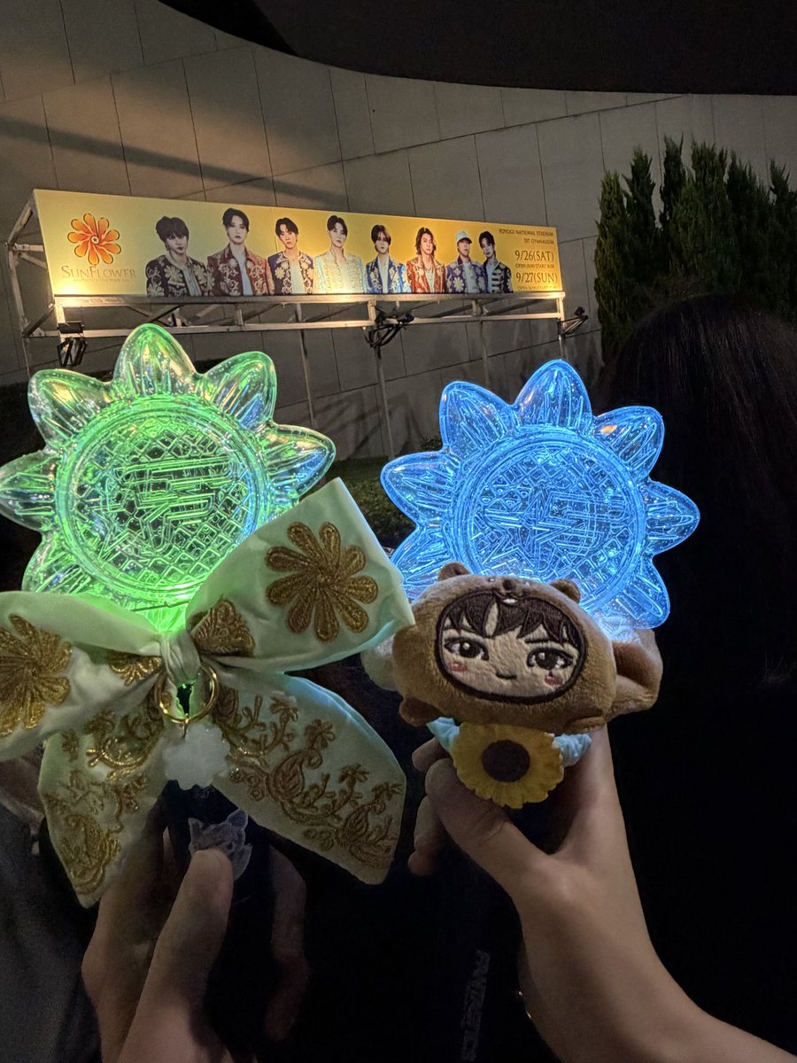 RYmarieru's tweet photo. 代々木1日目、FANTASTICSのライブ初の職場の後輩を連れて参戦✨🙌『凄かったです。めっちゃ楽しかった。曲がめっちゃいいのばっかりで生歌だったから感動した』と笑顔で話してくれて私も嬉しかった🌻後輩は慧人くんと颯太くん推しです🌻
#FANTASTICS
#SUNFLOWER https://t.co/WQc0sgbiGU