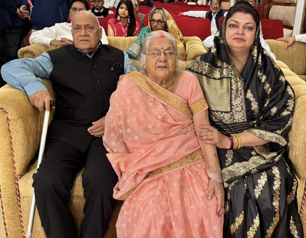 DarshanaSingh76's tweet photo. आज मेरी पूजनीय सासू माँ श्रीमती उर्मिला देवी जी का स्वर्गवास हो गया है।

प्रभु श्री राम उनकी पुण्यात्मा को अपने श्री चरणों में स्थान प्रदान करें एवं इस दुःखद क्षणों में हम सभी शोकाकुल परिवारजनों को यह दुःख सहन करने की शक्ति प्रदान करें।

ॐ शांति। https://t.co/FM9FJfEL1D
