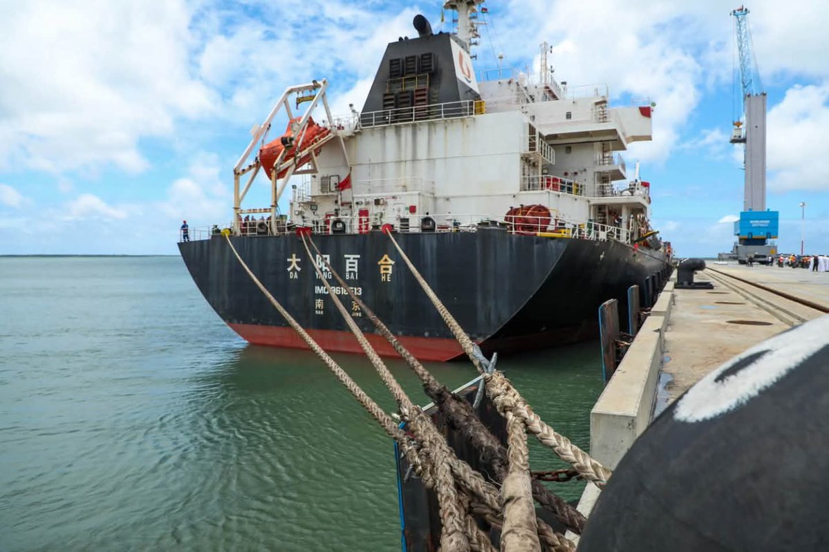 Kenya_Ports's tweet photo. As the country prepares for the development of the Ksh 2 trillion Dangote East Africa Refinery project, the Port of Lamu welcomed MV Da Yang carrying heavy construction materials that will be utilized in the project.

Laden with 2,930 metric tons of heavy machinery, the arrival of MV Da Yang sets the stage for the anticipated groundbreaking ceremony for the construction of the first ever oil refinery north of Kenya planned for next week. 

The refinery will process crude oil from Lokichar in Turkana County, and other parts of East and southern Africa and beyond, before supplying refined petroleum products to regional markets.

The port of Lamu will play a central role through supporting marine operations and handling petroleum tankers thereby boosting the Port’s operations.

Kenya Ports Authority PLC Chief Executive Officer Captain William Ruto welcomed the maiden vessel and successfully brought it alongside before presenting a certificate of first call and a plaque to the vessel’s master Captain Wang Shengli.

Captain Ruto said the vessel’s arrival was significant to the refinery project and demonstrated the Government’s commitment to ensuring its success.

“The arrival of this vessel is very critical and shows the Government’s commitment to ensuring this project succeeds. It will be a game changer for the entire region,” said Captain Ruto.

He assured shipping partners and customers that the Port of Lamu is fully prepared to handle current and future cargo volumes, with KPA committed to efficient vessel turnaround, seamless cargo operations and customer-focused services that meet international standards.
