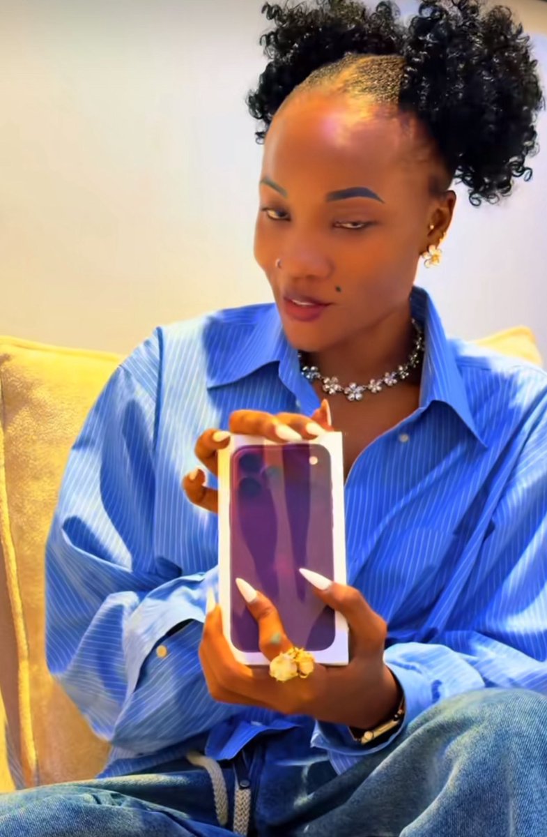 zirete_abdallah's tweet photo. Uganda 🇺🇬 is where you’ll find people who treat owning a smartphone 📱 like a major achievement in life. 😂

The phone is expensive, but the mindset should be even richer.

#ExcitementOnUgandans https://t.co/yB1EhGbwJF