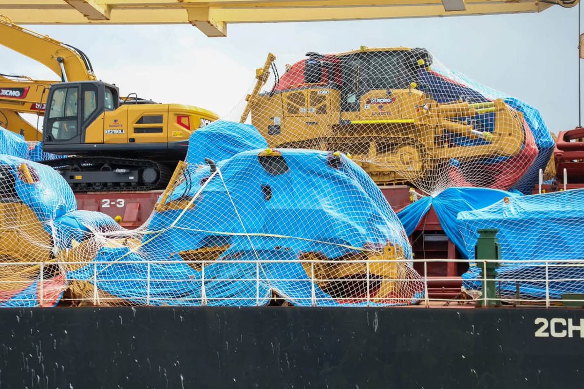 Kenya_Ports's tweet photo. As the country prepares for the development of the Ksh 2 trillion Dangote East Africa Refinery project, the Port of Lamu welcomed MV Da Yang carrying heavy construction materials that will be utilized in the project.

Laden with 2,930 metric tons of heavy machinery, the arrival of MV Da Yang sets the stage for the anticipated groundbreaking ceremony for the construction of the first ever oil refinery north of Kenya planned for next week. 

The refinery will process crude oil from Lokichar in Turkana County, and other parts of East and southern Africa and beyond, before supplying refined petroleum products to regional markets.

The port of Lamu will play a central role through supporting marine operations and handling petroleum tankers thereby boosting the Port’s operations.

Kenya Ports Authority PLC Chief Executive Officer Captain William Ruto welcomed the maiden vessel and successfully brought it alongside before presenting a certificate of first call and a plaque to the vessel’s master Captain Wang Shengli.

Captain Ruto said the vessel’s arrival was significant to the refinery project and demonstrated the Government’s commitment to ensuring its success.

“The arrival of this vessel is very critical and shows the Government’s commitment to ensuring this project succeeds. It will be a game changer for the entire region,” said Captain Ruto.

He assured shipping partners and customers that the Port of Lamu is fully prepared to handle current and future cargo volumes, with KPA committed to efficient vessel turnaround, seamless cargo operations and customer-focused services that meet international standards.