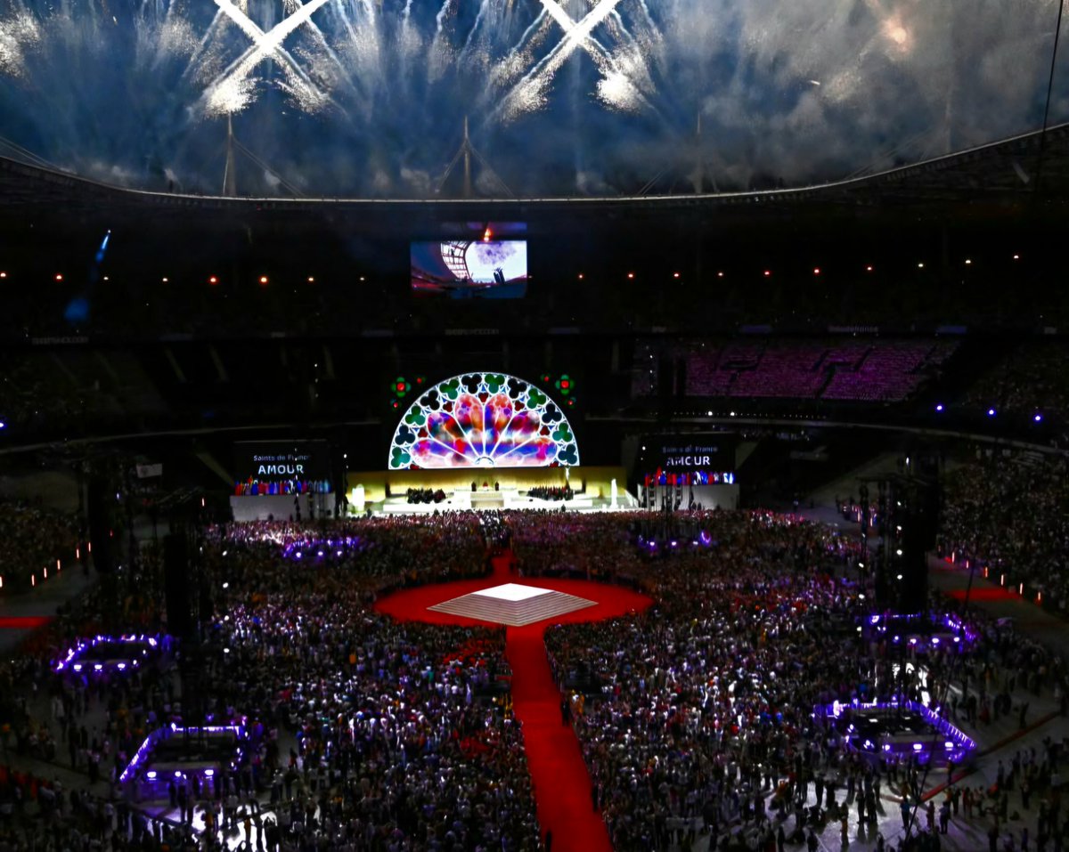 vpecresse's tweet photo. 1 million de fidèles réunis pour la visite du Pape Léon XIV à Paris ! 

Ce fut un honneur d'accueillir le Saint-Père, en tant que Présidente de la région, au Stade de France avec les élus de Seine-Saint-Denis pour la veillée des jeunes catholiques sur le thème de la paix. 
La visite du Pape s’est conclue dans une atmosphère de joie et de concorde autour de centaines de milliers de pèlerins réunis aux Champs-Élysées. Un beau message de fraternité envoyé au monde !

Ma reconnaissance sincère va à tous les bénévoles, ainsi qu'aux forces de l'ordre et de secours, qui ont fait de la visite du pape  Léon XIV en Île-de-France un immense succès. Leur présence, leur accueil et leur sourire à Paris comme à Saint-Denis ont montré un beau visage de la France. Merci à tous.