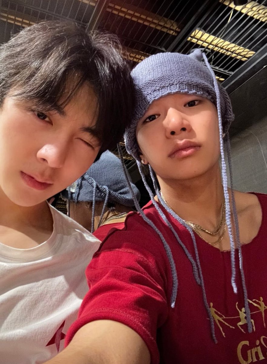 ADPloveproject's tweet photo. 와 산타잔 연습생시절 너무애기시벌 https://t.co/Awk8NAY3NK
