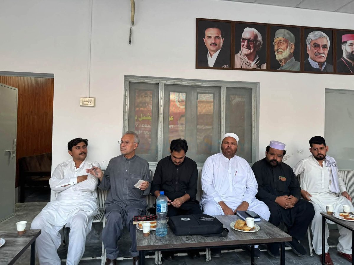 Tariqsh13993547's tweet photo. عوامی نېشنل پارټۍ سوشل میڈیا اجلاس ضلع مردان 
اے این پی  ��یجیٹل موومنٹ کے کوآرڈینیٹر اکبر ہوتی ایڈووکیٹ نے اجلاس سے تفصیلی گفتگو کرتے ہوئے ڈیجیٹل موومنٹ کے اغراض و مقاصد، آئندہ کے لائحہ عمل اور سوشل میڈیا کے حوالے سے اہم امور پر اظہارِ خیال کیا۔
#ANPDigitalMovement #ANPMardancity https://t.co/KH6X4TPQDv