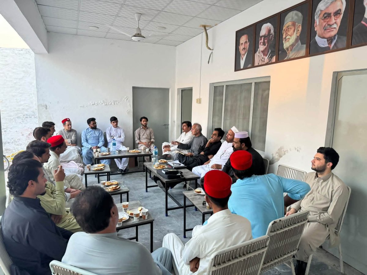 Tariqsh13993547's tweet photo. عوامی نېشنل پارټۍ سوشل میڈیا اجلاس ضلع مردان 
اے این پی  ��یجیٹل موومنٹ کے کوآرڈینیٹر اکبر ہوتی ایڈووکیٹ نے اجلاس سے تفصیلی گفتگو کرتے ہوئے ڈیجیٹل موومنٹ کے اغراض و مقاصد، آئندہ کے لائحہ عمل اور سوشل میڈیا کے حوالے سے اہم امور پر اظہارِ خیال کیا۔
#ANPDigitalMovement #ANPMardancity https://t.co/KH6X4TPQDv