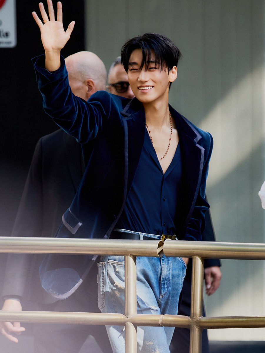 meidpg14's tweet photo. 웃는 모습 완전 아기 햇살이 ☀️🥺

CHOI SAN AT DGSS27 
#CHOISAN #SANxDolceGabbanaSS27 #DGSS27 #DOLCEGABBANA @dolcegabbana @ATEEZofficial https://t.co/yDMKUGBEBl