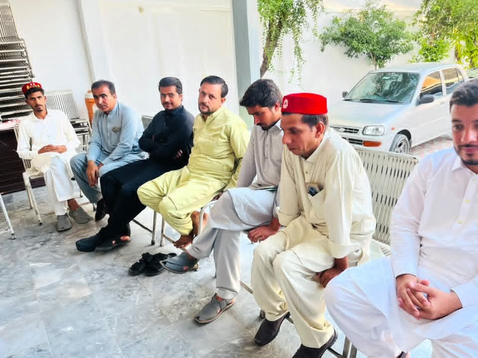 Tariqsh13993547's tweet photo. عوامی نېشنل پارټۍ سوشل میڈیا اجلاس ضلع مردان 
اے این پی  ��یجیٹل موومنٹ کے کوآرڈینیٹر اکبر ہوتی ایڈووکیٹ نے اجلاس سے تفصیلی گفتگو کرتے ہوئے ڈیجیٹل موومنٹ کے اغراض و مقاصد، آئندہ کے لائحہ عمل اور سوشل میڈیا کے حوالے سے اہم امور پر اظہارِ خیال کیا۔
#ANPDigitalMovement #ANPMardancity https://t.co/KH6X4TPQDv