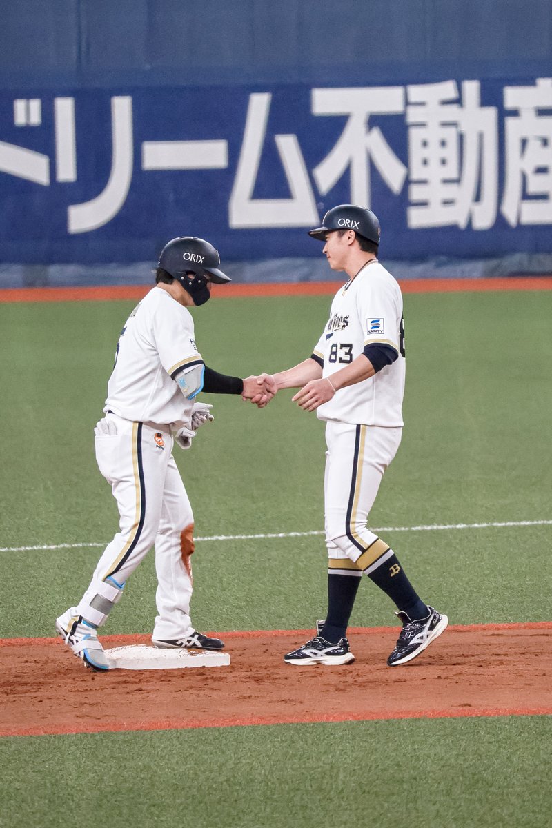 yama_19ph's tweet photo. 2026.9.26 @京セラ

やさしいあだちにガッシリ返すにしの😭
 #西野真弘 選手 https://t.co/iAlhVyqQ3q