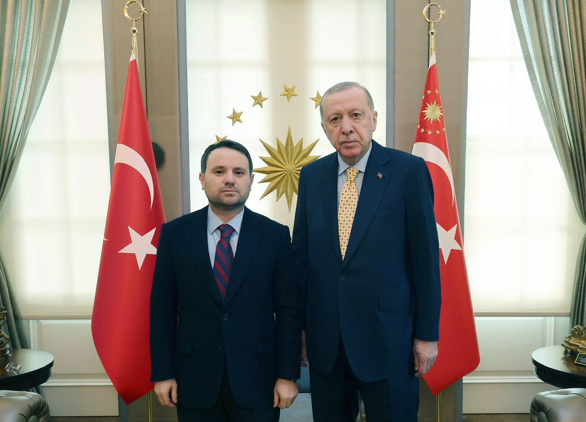 HypeOnHaber's tweet photo. Adalet Bakanı Akın Gürlek'ten fon soruşturması hakkında yeni açıklama:

Bu işin kökünü kazıyacağız, mağdur edilen vatandaşlarımızın haklarına kavuşmasını sağlayacağız. 

Bugün yeni bir adım daha atılmış 1 Temmuz-16 Ağustos tarihleri arasındaki fonlardan para çıkışları en yüksek tutardan başlamak üzere incelenerek 46 tüzel kişi, 18 fon ve 42 gerçek kişinin malvarlığı dondurulmuş. 

Haklarında daha önce herhangi bir tedbir bulunmayan 37 şüpheli hakkında yurt dışına çıkış yasağı şeklinde adli kontrol tedbiri uygulanmıştır.

Bu kapsamda devir, temlik, satış, bağış, ipotek ve rehin tesisi, hesap kapatma, yüksek tutarlı nakit çekimi, EFT/havale ve malvarlığını azaltıcı diğer işlemlerin önlenmesi, sermaye piyasası araçlarının dondurulması ve şüpheli işlemlerin gecikmeksizin adli makamlara bildirilmesi amacıyla ilgili tüm kurum ve kuruluşlara müzekkereler yazılmıştır.

Soruşturma konusu malvarlığı degerlerinin kaçırılmasına, el degiştirmesine veya üçüncü kişiler üzerine geçirilmesine imkan vermemek, suçtan elde edildigi tespit edilen degerleri güvence altına almak ve mağdur vatandaşlarımızın haklarına kavuşmasını sağlamaktır.